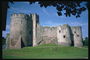 Старовинний англійський замок біля зеленої галявини ідеальної збереження