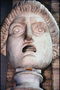 Статуя з зображенням жаху на обличчі