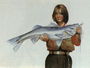 Жінка з металевою рибою в руках