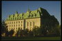 Будова канадських архітекторів 20 століття з світло-коричневого каменю і зеленої міді