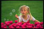 Дівчинка пускає бульбашки