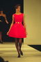 Яскраво-червона сукня з пишною спіднички