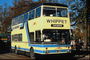 Синьо - жовті кольори автобуса для успішного прикраси зеленого парку