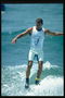 Серфінгіст великим планом на дошці демонструє свою спортивну мистецтво