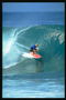 На червоній дошці по синій воді прорізає хвилі серфінгіст